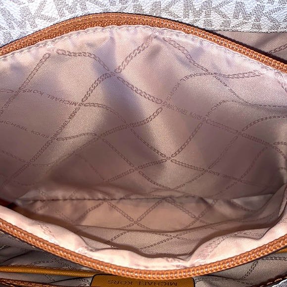 ***SOLD*** Michael Kors Jet Set Medium Signature Pocket Tote - Picture 8 of 14